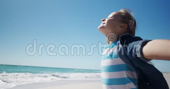 在海滩享受自由时光的侧景女孩视频的预览图
