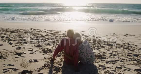 后景老夫妇在海滩上享受自由时光视频的预览图