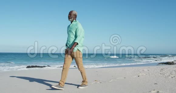 在海边散步的老人视频的预览图