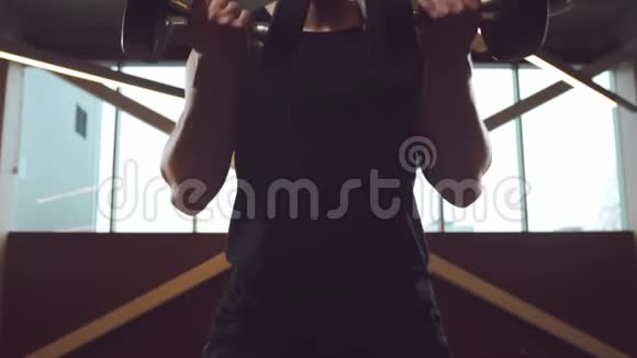 运动英俊的男运动员在健身房用哑铃工作强壮健康的健美腹部训练视频的预览图