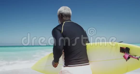 前景老人带着冲浪板跑步视频的预览图