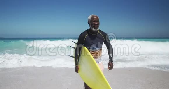 前景老人带着冲浪板跑步视频的预览图