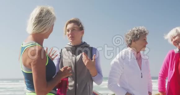 运动员们在海滩上讨论视频的预览图