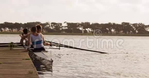 男子划船队准备在湖上练习划船视频的预览图