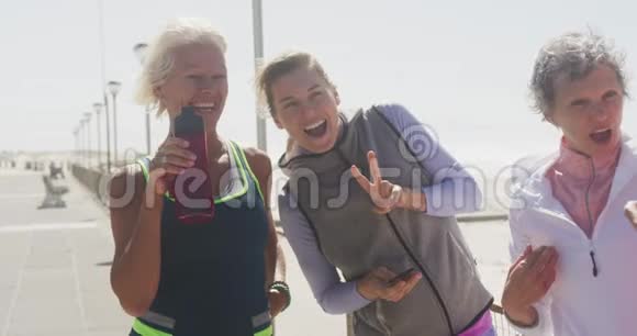在海滩上拍照的女运动员视频的预览图