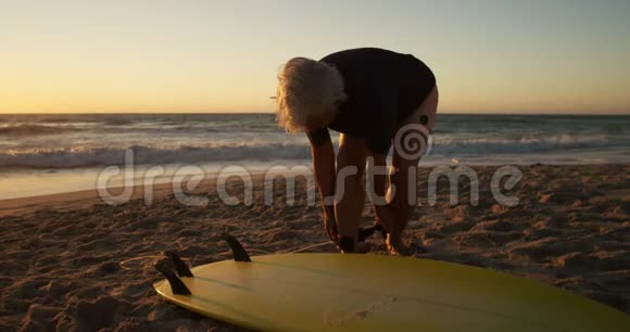 前景老人准备在海滩冲浪视频的预览图