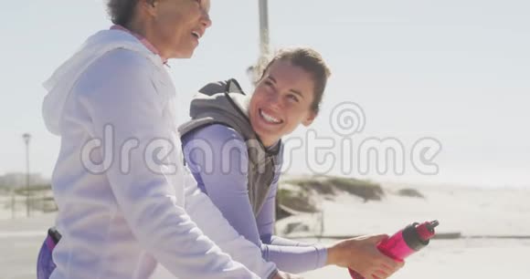 运动的女人在海滩上讨论视频的预览图