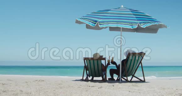 后景老夫妇在海滩上享受自由时光视频的预览图