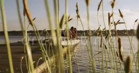 男子划艇队从湖中划艇视频的预览图