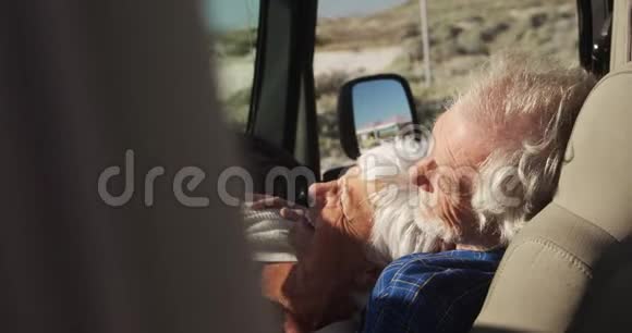 从侧面看这对老夫妇坐在车里视频的预览图