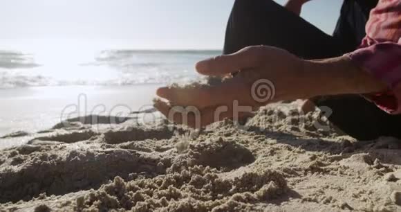 低景老人摸沙子视频的预览图