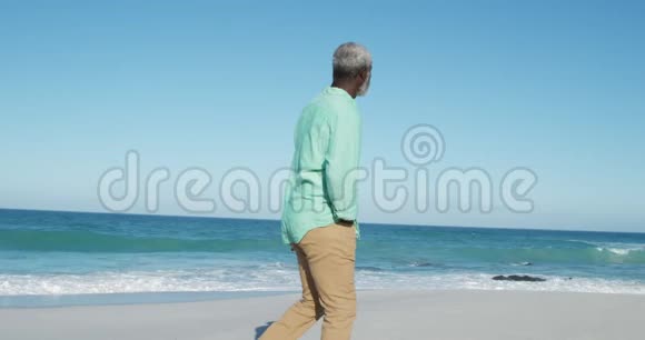 在海边散步的老人视频的预览图