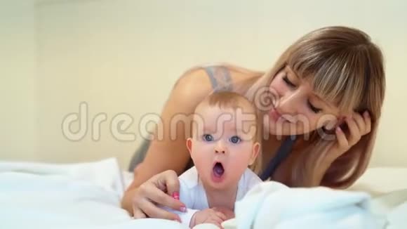 妈妈和儿子躺在床上宝宝学会爬行视频的预览图