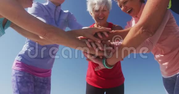 运动女性在海滩上玩得开心视频的预览图