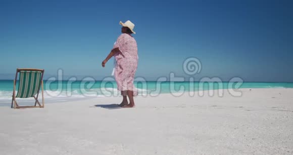 后景老人在海滩散步视频的预览图
