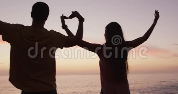 年轻夫妇欣赏日落景色视频的预览图