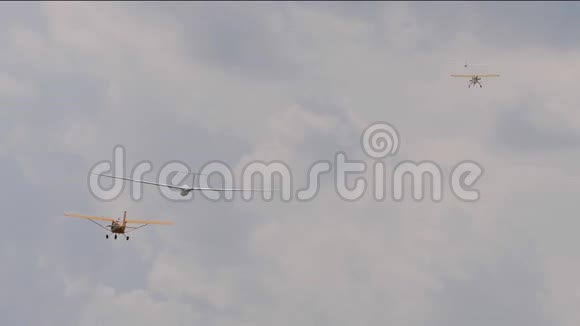 机动飞机的滑翔机平面视频的预览图
