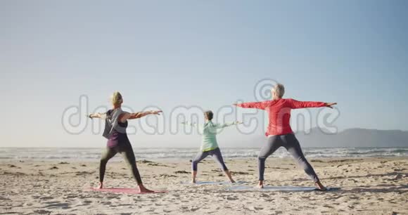 运动女性在海滩上做瑜伽视频的预览图