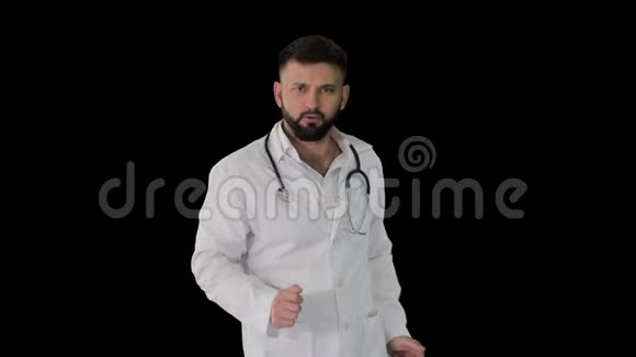 来自中东的年轻医生穿着实验室外套跳舞阿尔法频道视频的预览图