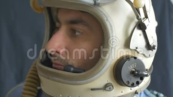 布鲁内特皮肤宇航员的门特视频的预览图