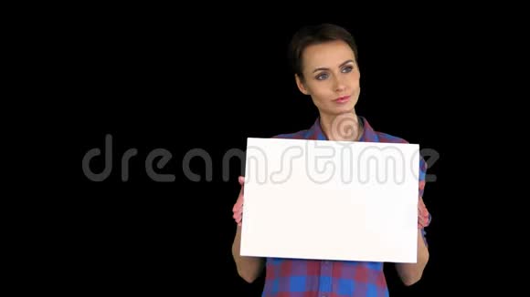 魅力女人展示空白白色海报阿尔法频道视频的预览图