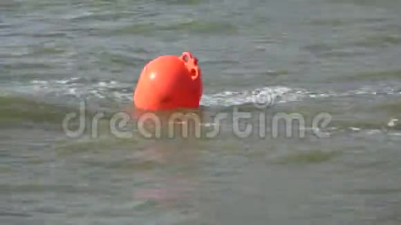 港口和波浪中的橙色浮标视频的预览图