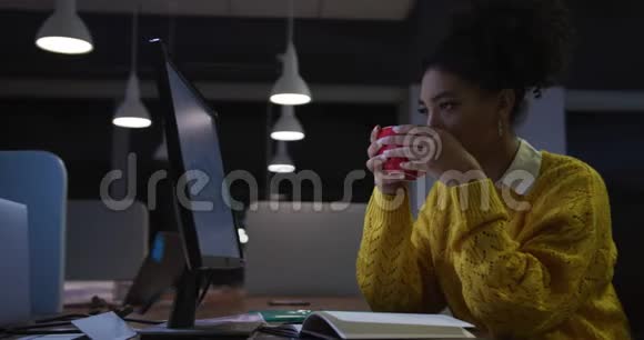 晚上商人喝咖啡在现代化的办公室工作视频的预览图