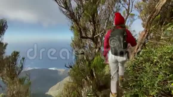 在岛上的高山上旅行的女人视频的预览图