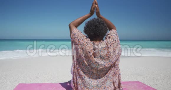 后景老人在海滩做瑜伽视频的预览图