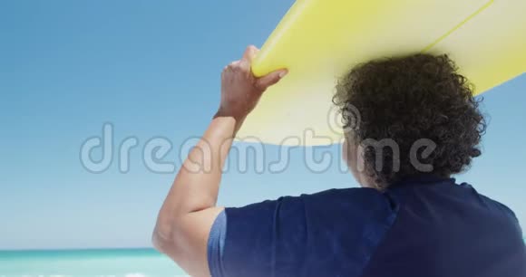 带冲浪板的后视角老妇人视频的预览图