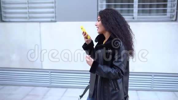 年轻的阿拉伯女人用她的智能手机记录语音笔记视频的预览图