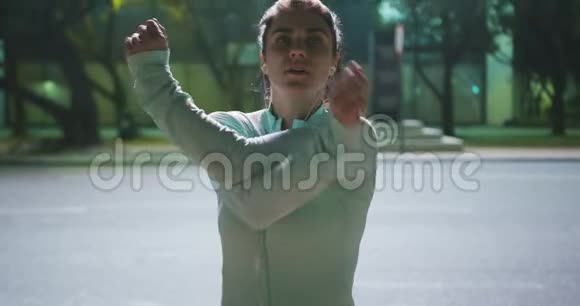 年轻女子跑步前伸展身体视频的预览图