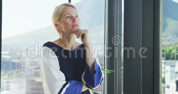 商务女性体贴地透过窗户看着视频的预览图