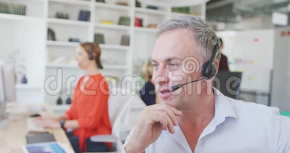 有人用耳机跟顾客说话视频的预览图
