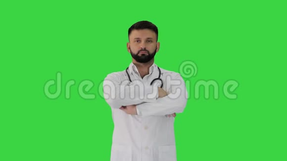 年轻的男性白种人医生站在绿色屏幕上Chroma键视频的预览图