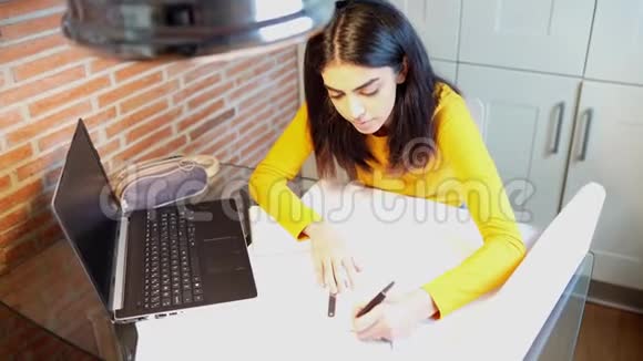 女建筑师带着笔记本电脑和蓝图在家工作视频的预览图