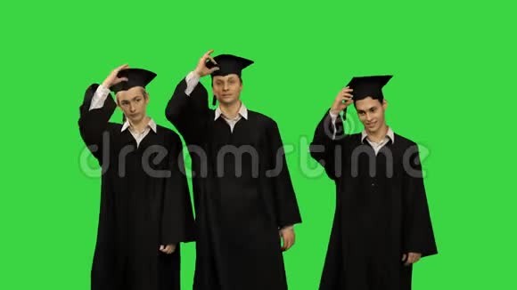快乐的学生在绿色屏幕上扔帽子跳舞Chroma键视频的预览图