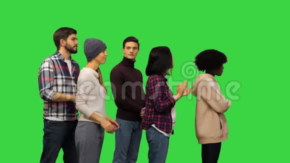 快乐的年轻人在绿色屏幕上拍手Chroma键视频的预览图