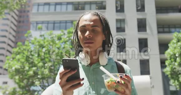 混血男人在外面用手机视频的预览图