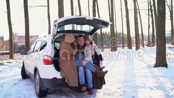 有女儿坐在汽车后备箱里的家人视频的预览图