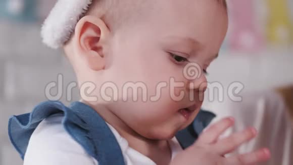 一个婴儿正在玩复活节彩蛋视频的预览图