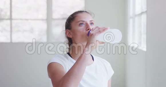 白种人女人喝水看镜头视频的预览图