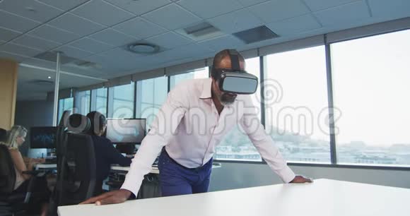 穿着VR耳机的非裔美国商人视频的预览图