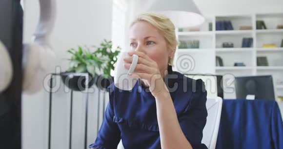 商务女性喝咖啡视频的预览图