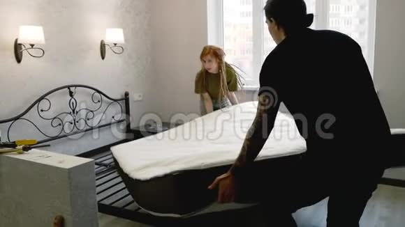 年轻夫妇打开新床视频的预览图