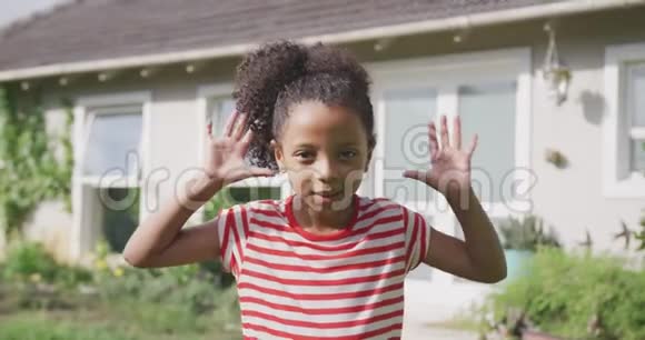 非裔美国女孩做鬼脸视频的预览图
