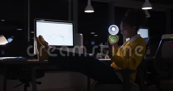 女商人晚上喝咖啡在现代化的办公室工作视频的预览图