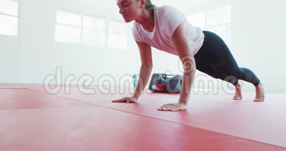 高加索女人做俯卧撑视频的预览图