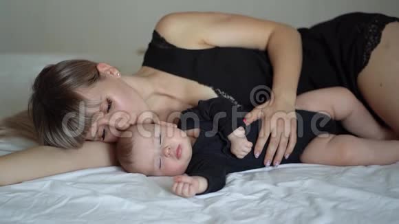 黑人妈妈和婴儿睡在床上视频的预览图