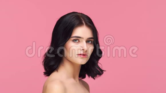 画室的照片年轻漂亮的黑发女人粉红色背景护肤健康化妆和化妆品视频的预览图
